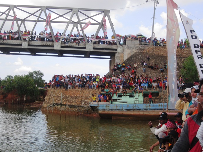 17-antusias-penonton-cukup-ramai-menyaksikan-final-lomba-dragon-boat-race-2014