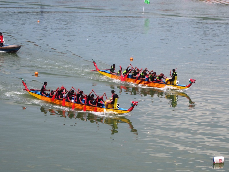 6-para-tim-dragon-boat-race-lagi-berpacu-mencapai-garis-finish