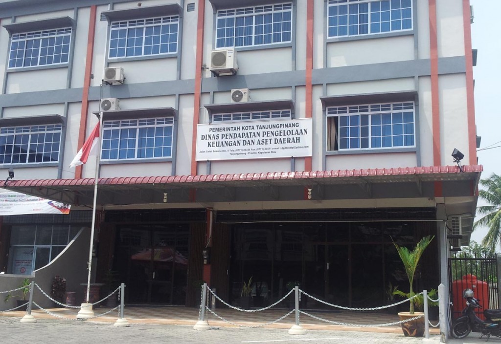 Salah satu ruko yang dipakai oleh salah satu SKPD di Tanjungpinang, padahal Pemko sudah memiliki kantor khusus di Senggarang