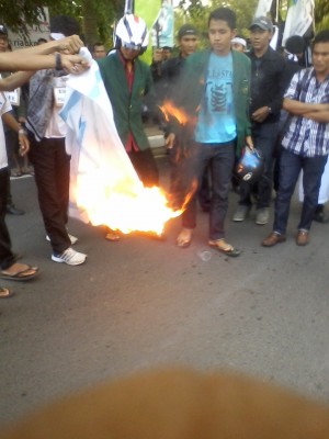 membakar bendera Israel