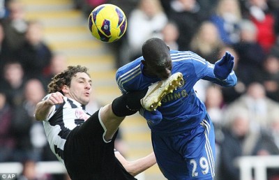 Newcastle United vs Chelsea. Coloccini vs Demba Ba