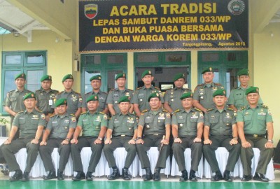 Foto Bersama Danrem Lama dan Danrem baru berserta seluruh Perwira TNI AD.Foto ALPIAN TANJUNG