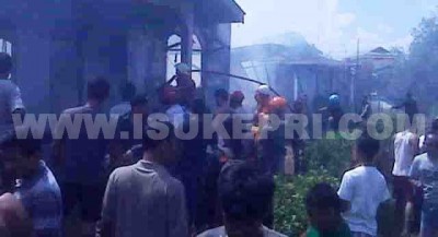 Kebakaran di Gang Waru Jalan Sultan Mahmud Tanjungunggat. Foto AFRIZAL