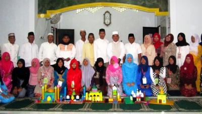 Pengurus Masjid roto bersama dengan peserta pesantren Ramadhan. Foto AFRIZAL