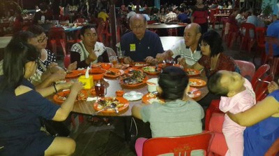Pengunjung sedang menikmati seafood di RM. Ballond Alim
