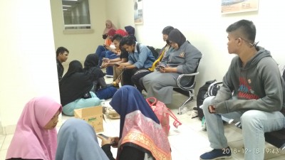 Teman-teman korban saat menunggu proses operasi di ruang tunggu lantai 3
