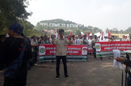Ratusan Massa Unjuk Rasa Dukung Revisi UU KPK di Batam