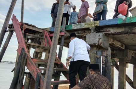 Ansar Ahmad Serahkan Akte Usaha Nelayan Pulau Parit