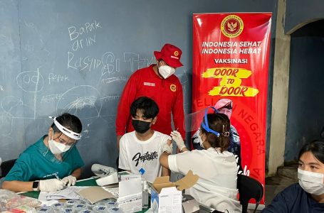 Diterpa hujan, Binda Kepri tetap Vaksinasi di Rumah Liar Baloi Kolam Kota Batam